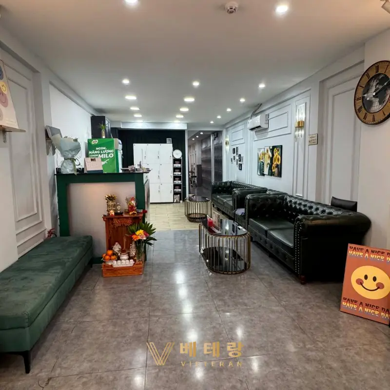 호치민 훈이네 이발소 로비