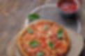 Pizza aux tomates fraîches au basilic