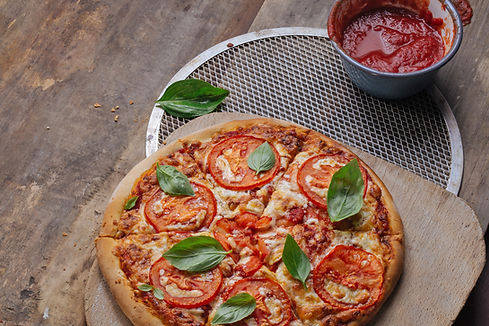 Pizza aux tomates fraîches au basilic