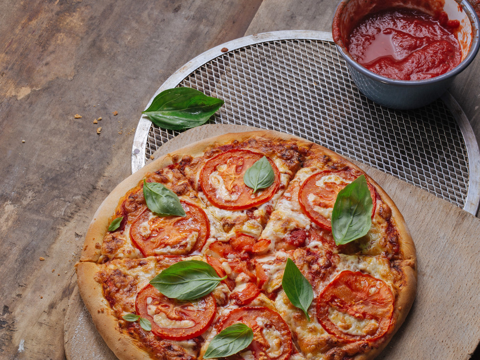 Pizza aux tomates fraîches au basilic