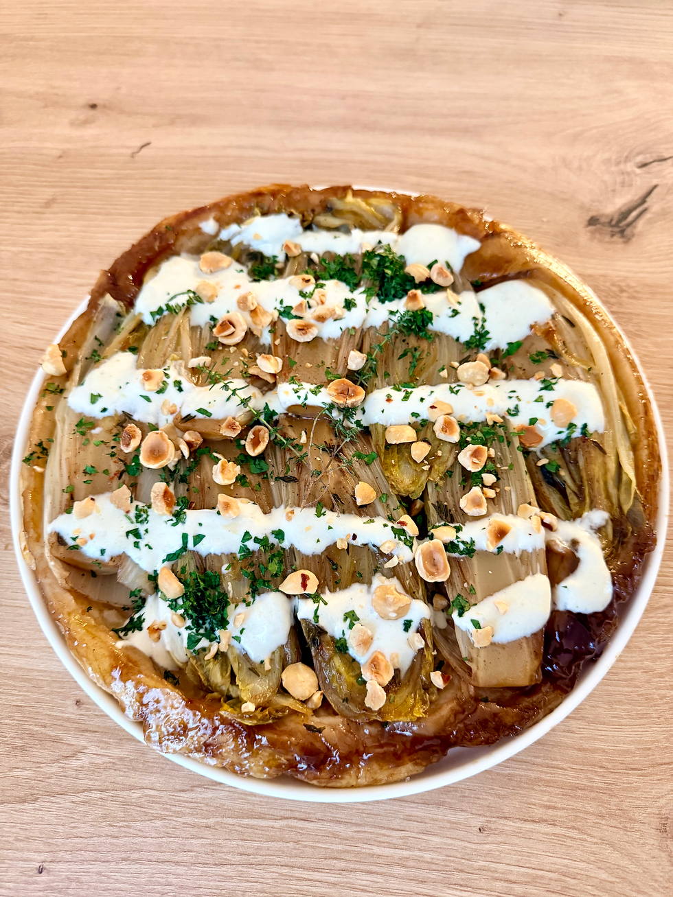 Tatin d’endives caramélisées, recette d’endives de saison avec sauce yaourt citron et noisettes