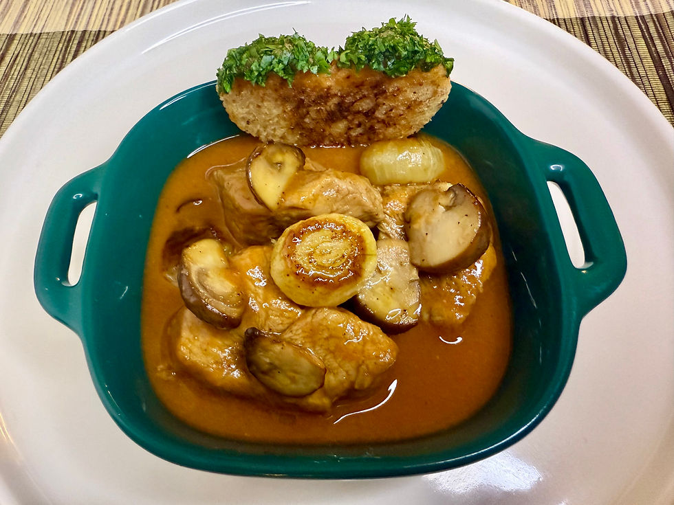 Sauté de veau Marengo avec oignons glacés à brun et sauté de champignons.