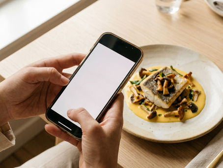 Prise de vue d'un plat au téléphone pour les réseaux sociaux, recherche sociale, communication culinaire, Atelier Signature