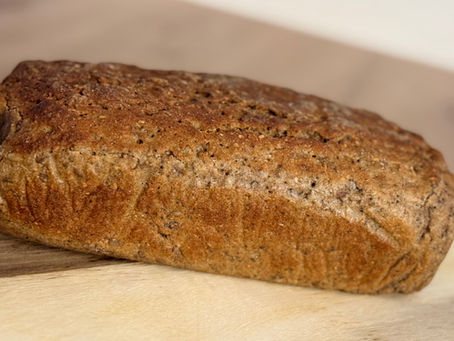 Pain complet aux graines fait maison, croustillant et riche en fibres