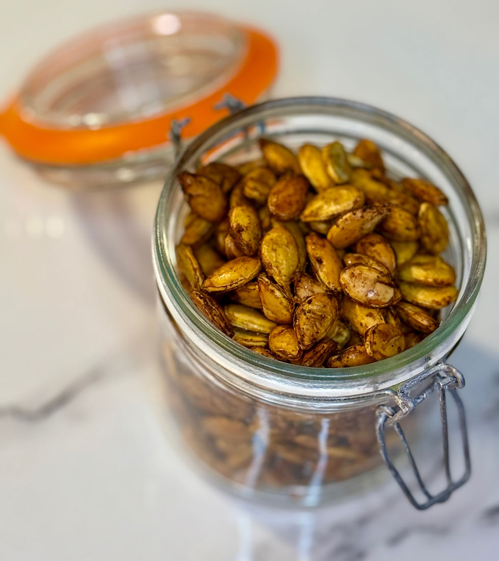 Graines de courge grillées aux épices et à l’huile parfumée dans un bol apéritif