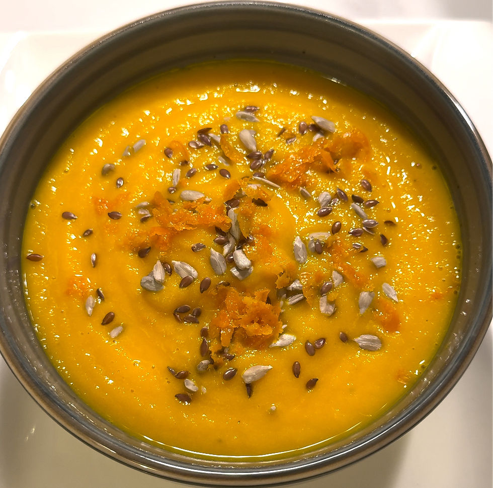 Velouté carotte gingembre orange, soupe de carottes saine et de saison servie dans un bol