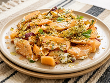 Salade melon, pêche, feta & herbes fraîches : une recette d’été pleine de fraîcheur