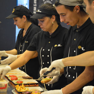Unii angajati din HORECA nu mai platesc impozit pe venit de 16%