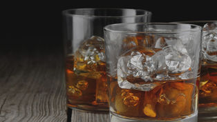 SPIRITS România: Creșterea accizei la alcool va duce la reducerea încasărilor la buget și la proliferarea pieței negre a băuturilor spirtoase
