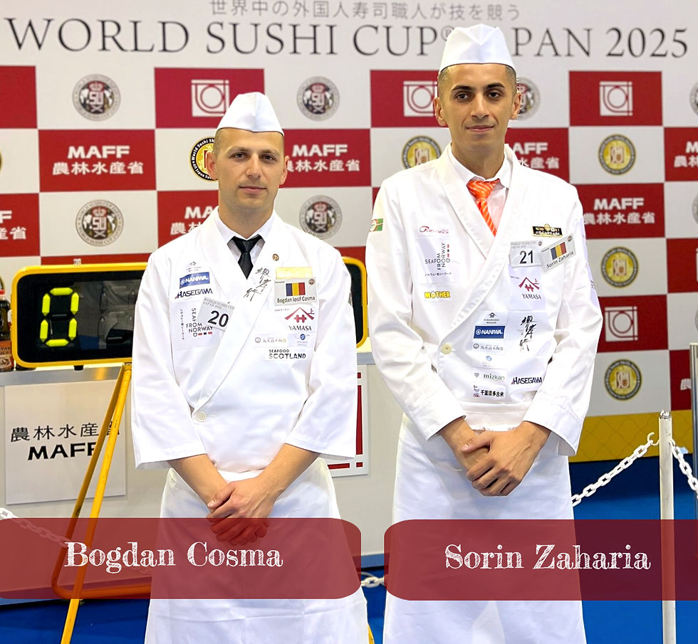 Doi bărbați în uniforme de sushi-chef stau în fața unui fundal cu pătrate roșii și albe. Text: World Sushi Cup Japan 2025.