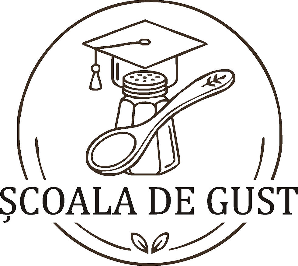 Sticlă cu solniță purtând o toca de absolvent și o lingură decorată. Text: ȘCOALA DE GUST. Design alb-negru. Moods: educație, bucătărie.