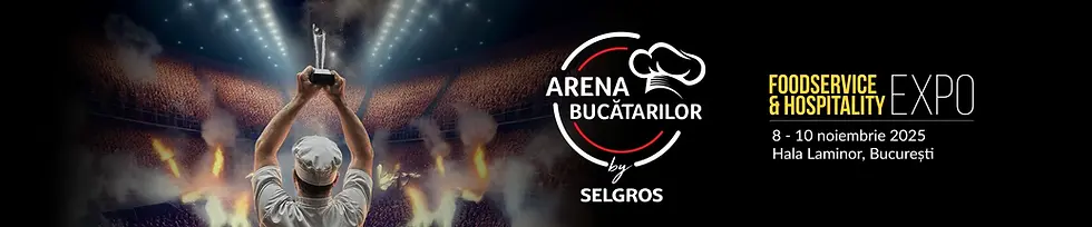 Bucătar cu trofeu pe stadion plin de fum și lumini. Text: Arena Bucătarilor, Foodservice & Hospitality Expo, 8-10 nov 2025, București.