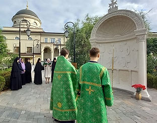 Панихида у стеллы памяти четырех верных слуг царской семьи.jpg