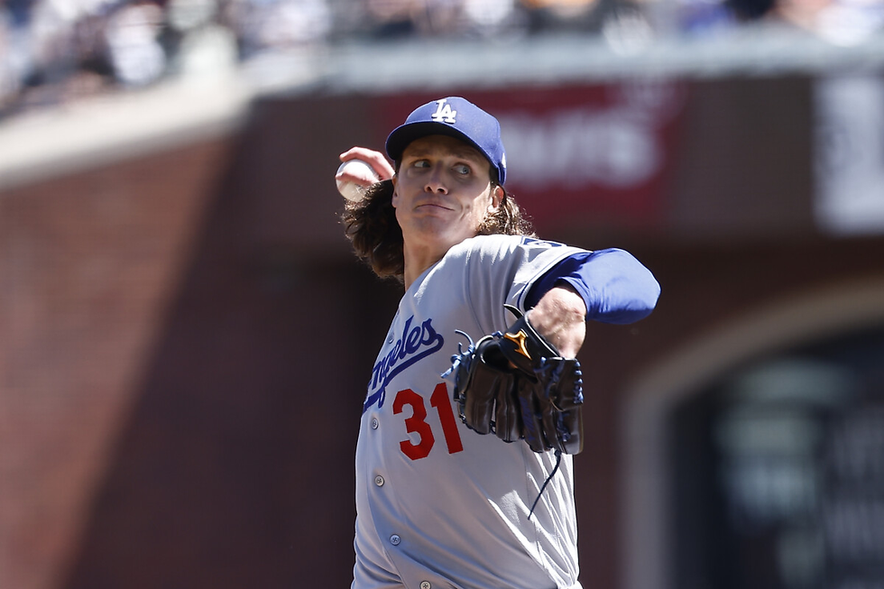 Tyler Glasnow pitching for the Dodgers in the sixth inning against the Giants.