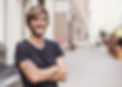 El hombre sonriente con los brazos cruza