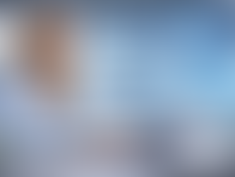 Mulher profissional a trabalhar num portátil num escritório moderno, interagindo com uma interface digital de customer experience que exibe um assistente virtual com aparência humana, métricas e elementos de análise em destaque.