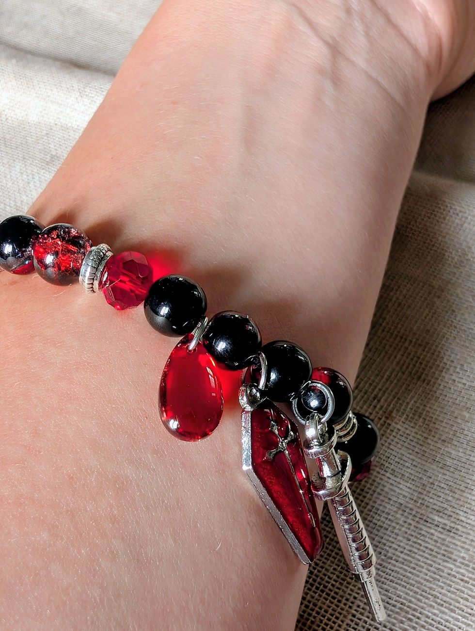 Miniature : Bracelet rouge - Cercueil et seringue