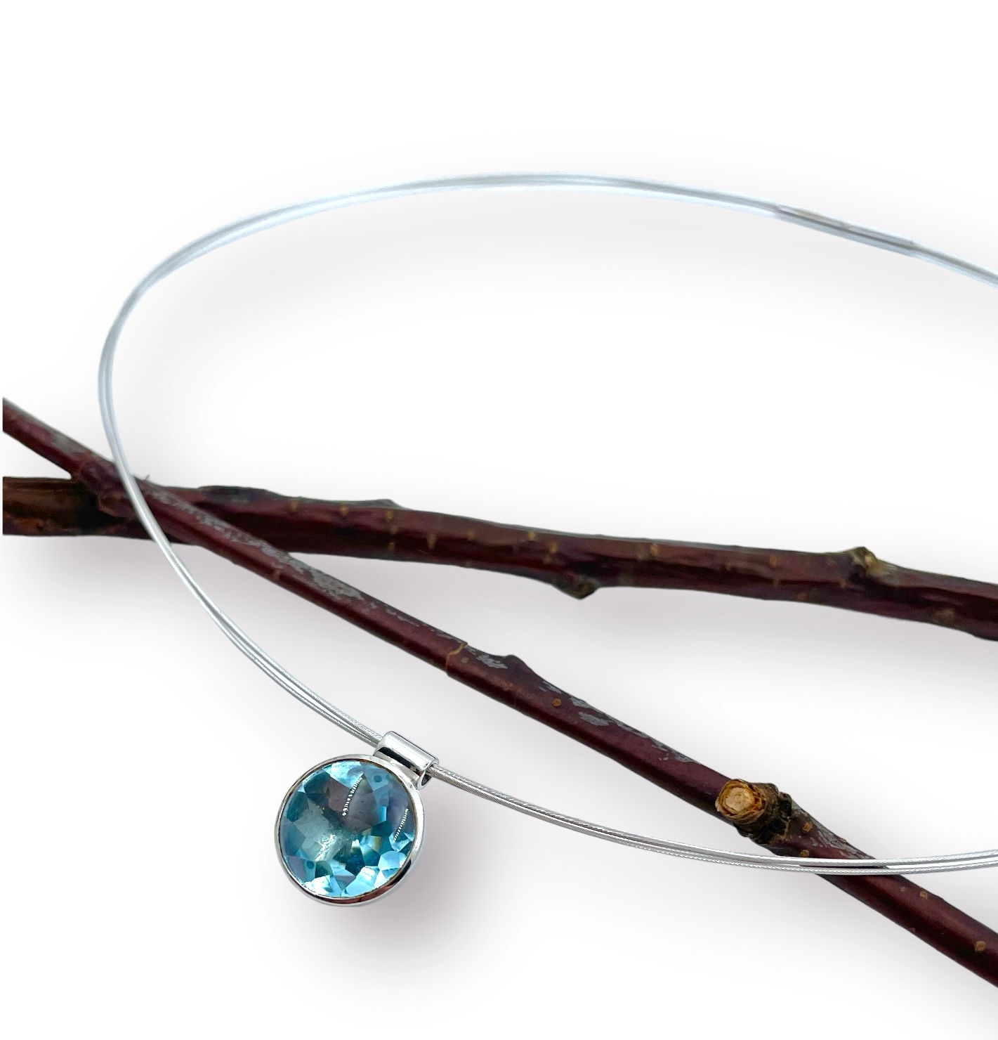 Unikat Anhänger Blautopas d = 12mm an Halsreif in 750er Pd Weißgold/ rhodiniert