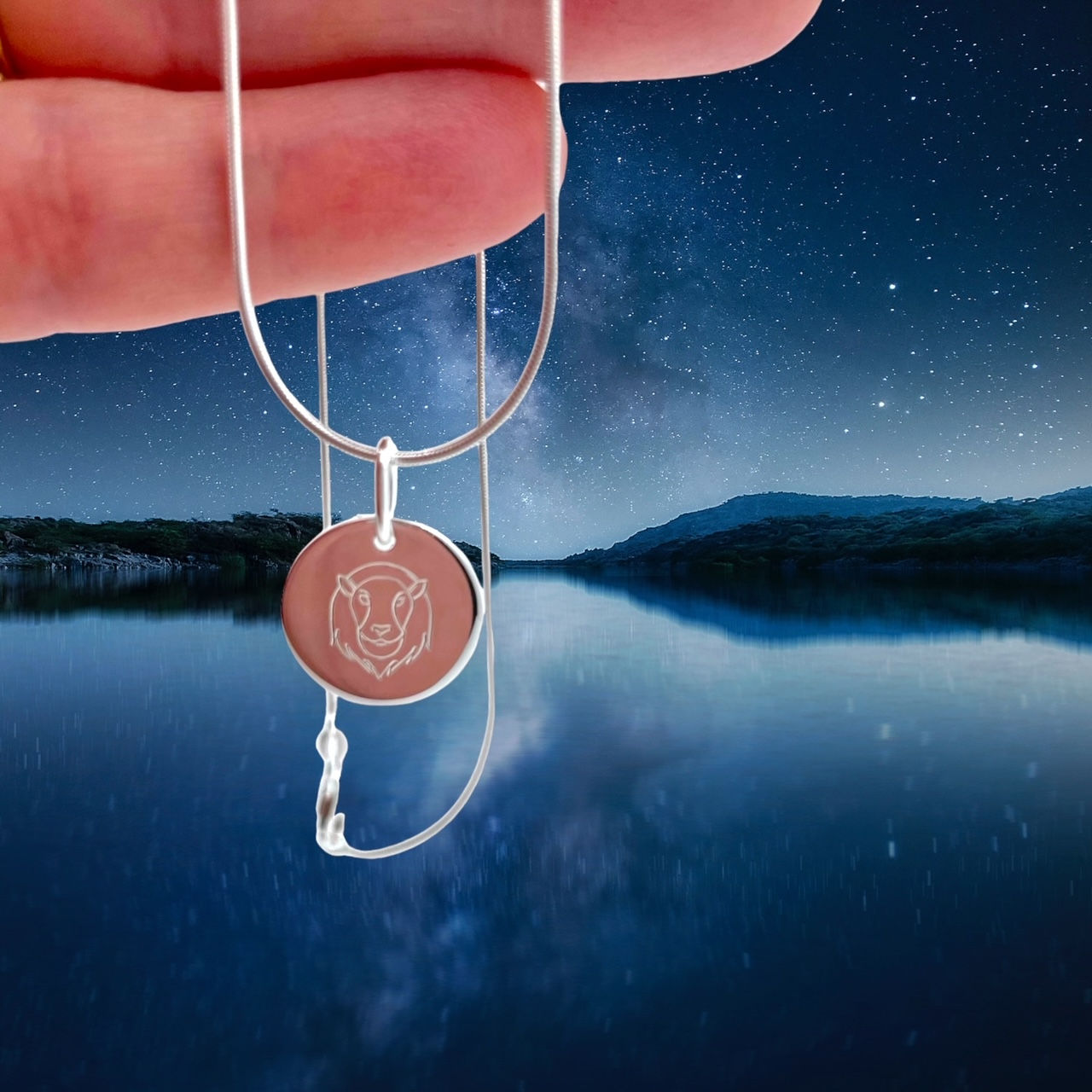 Massiver Plättchen Anhänger Motiv "Löwe" graviert an Schlangenkette in 925 Ag