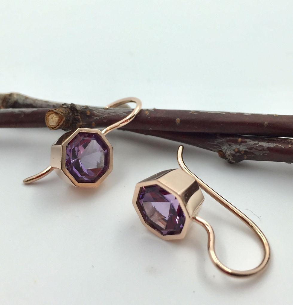 Miniaturbild: Ohrhänger Unikat in 585er Rotgold mit 2x Amethyst Bordeaux-Cut/facettiert