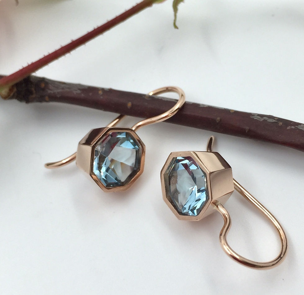 Miniaturbild: Ohrhänger Unikat in 585er Rotgold mit 2x Blautopas Bordeaux-Cut/facettiert