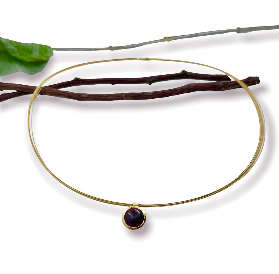 Anhänger mit Granat Cabochon "Buff-Top" an Halsreif/mehrreihig in 750er Gelbgold