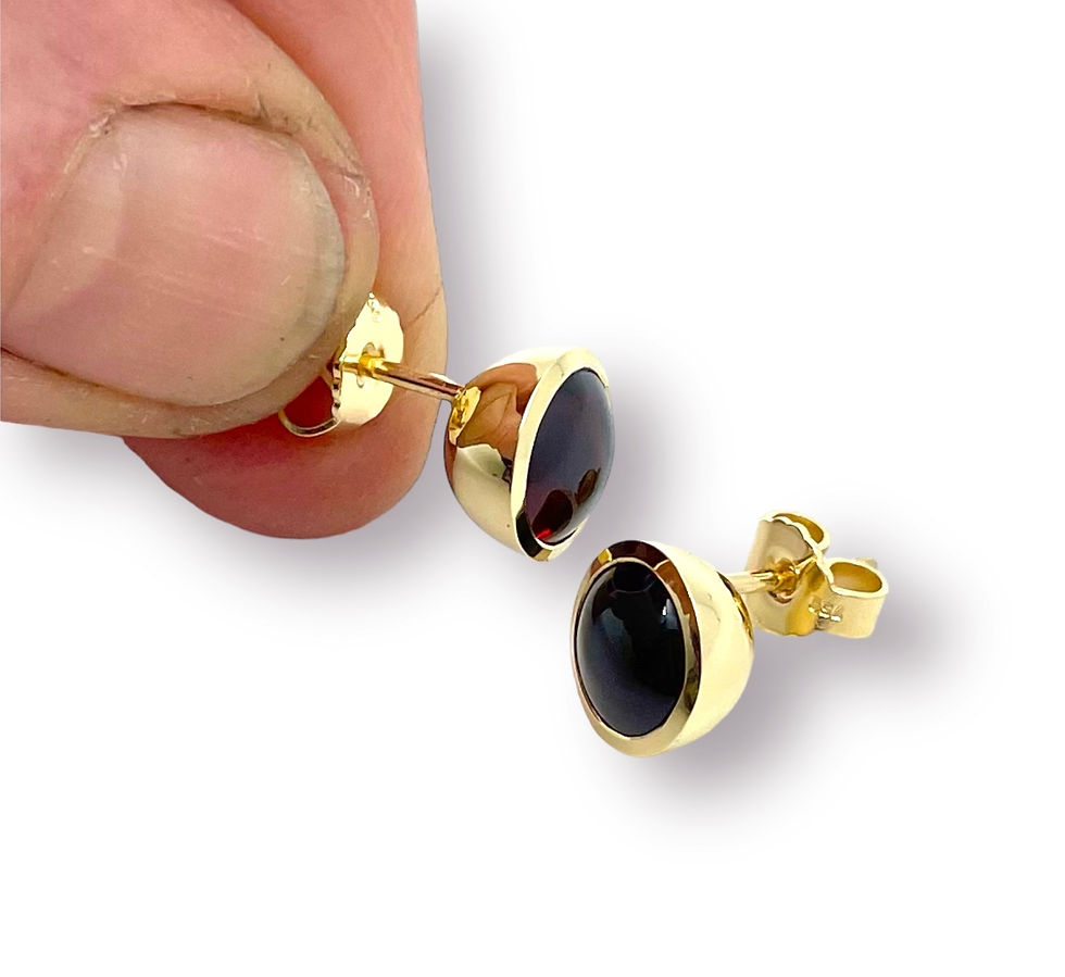 Miniaturbild: Ohrstecker mit Granat "Buff-Top" in 750er Gelbgold