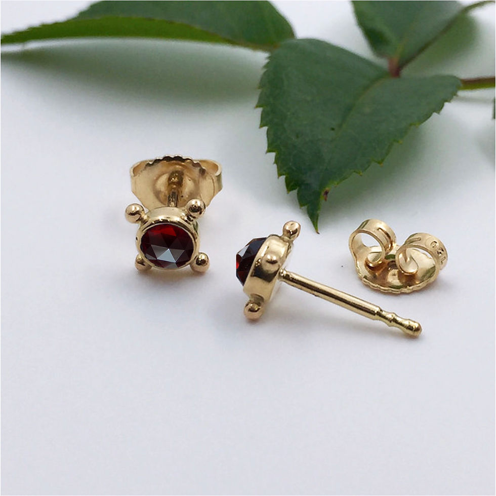 Miniaturbild: Ohrstecker mit Granat "Rosenschliff" in 750er Gelbgold