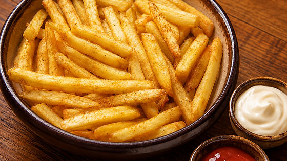 Pommes mit Ketchup und Mayonnaise