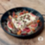 9. Queso de oveja al horno con pistachos, tomates cherry confitados, higos y miel