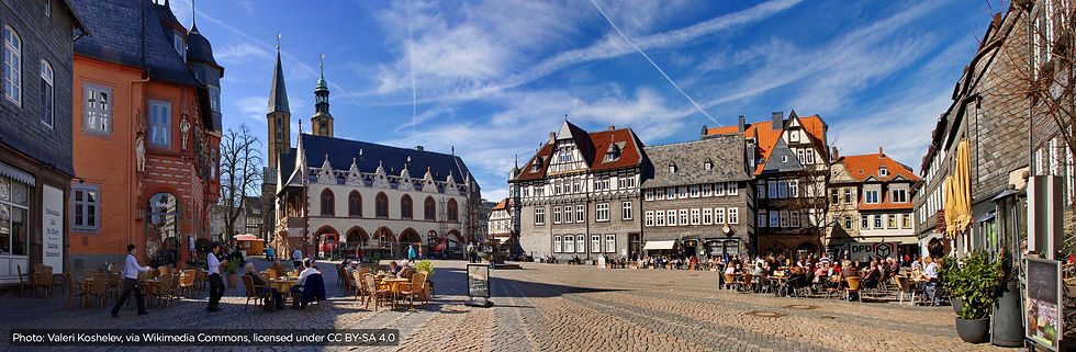 Historischer Marktplatz in Goslar mit Fachwerkhäusern, Rathaus und Altstadt-Atmosphäre im Harz
