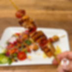 20. Brocheta de salmón con tomates cherry