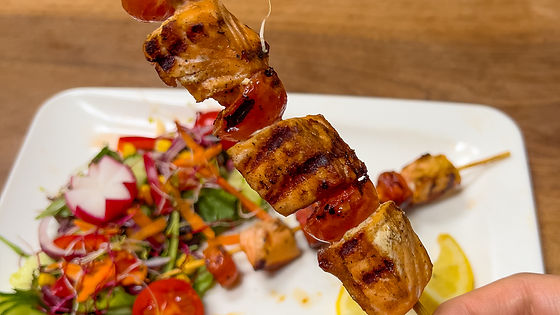 20. Brocheta de salmón con tomates cherry
