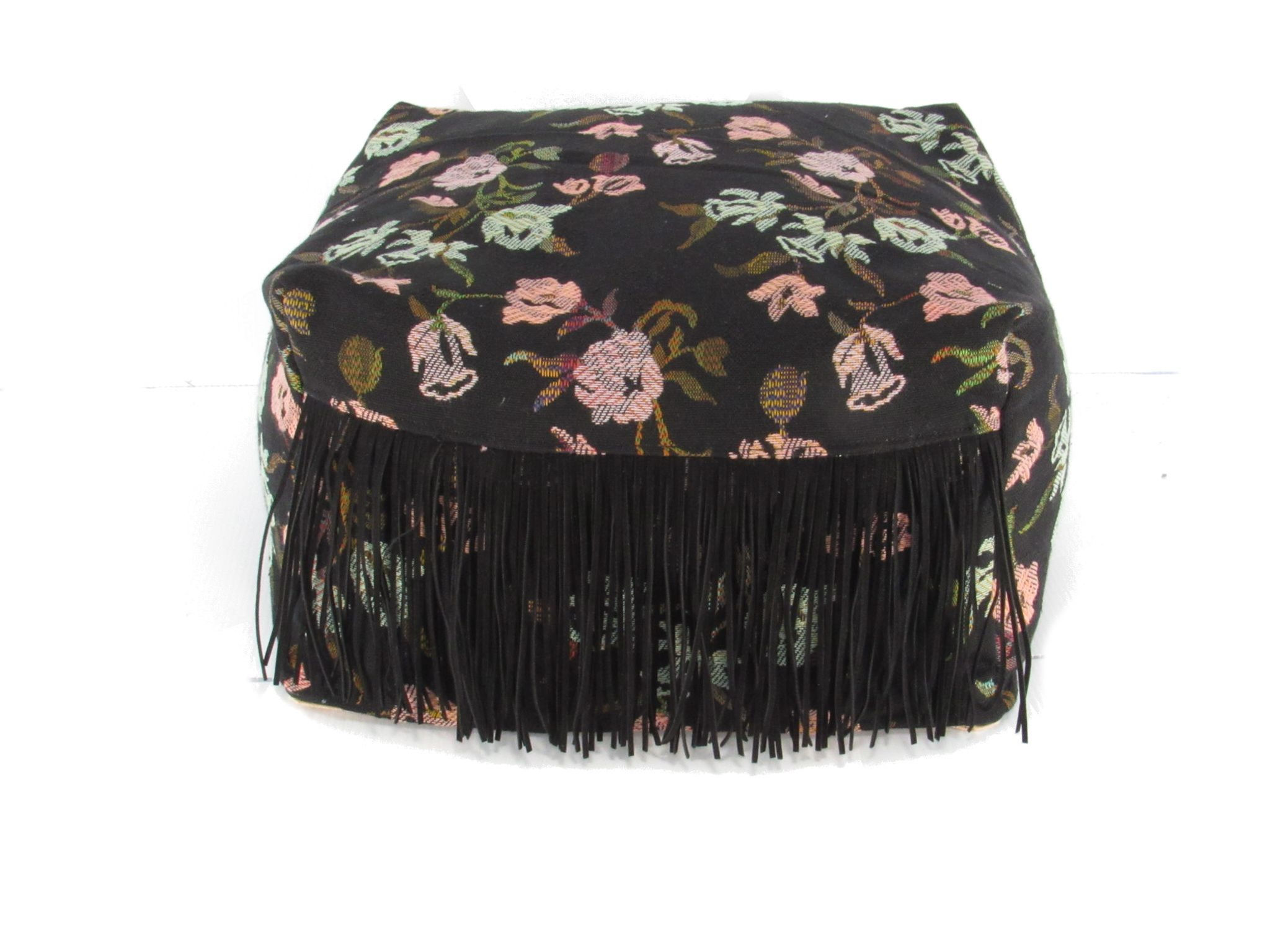 Le pouf à poils longs -noir à motifs fleuris