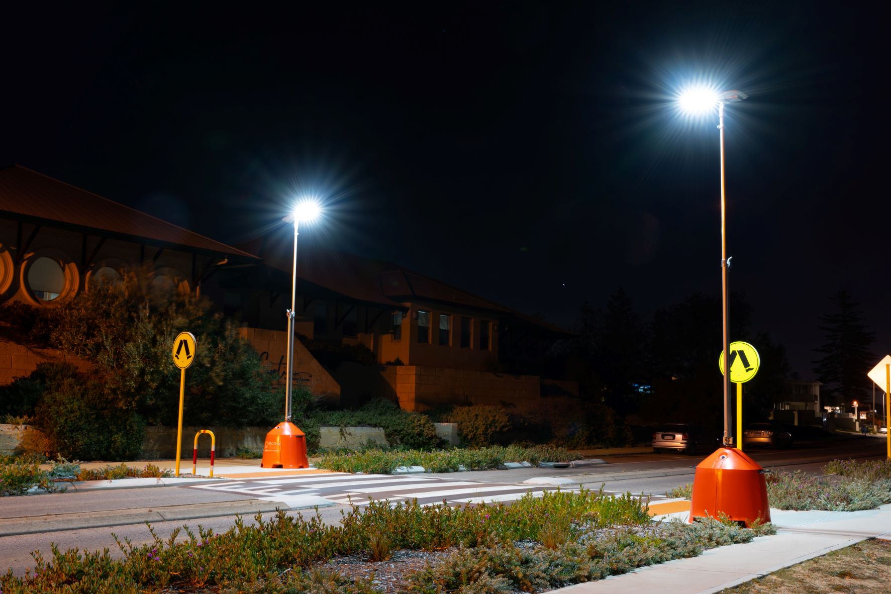 PORTABLE-TEMPORARY-SUSTAINABLE-LIGHTING-WITH-MOMA-SOLAR-STREET-LIGHTS.jpg