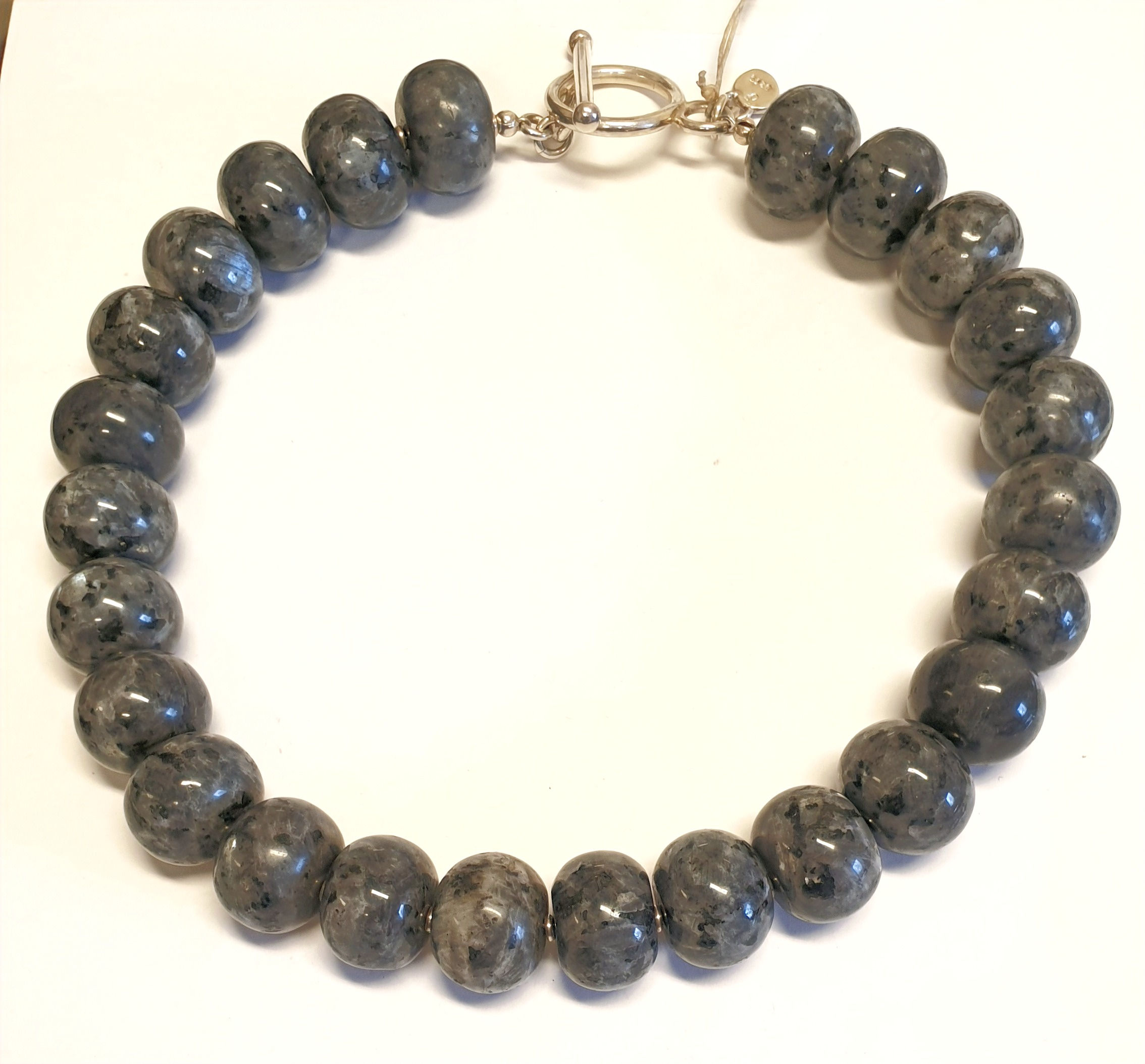 Halskjede i Larvikitt