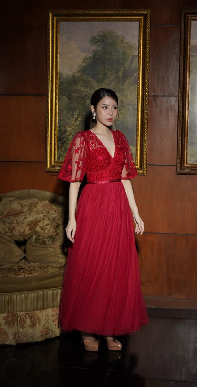 ND09-Needle and Thread Red Gown