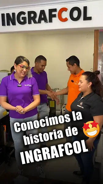 Visita de Grafeno Colombia a un cliente para mostrar su plotter de impresión en funcionamiento, con dos personas conversando en el taller junto a la máquina