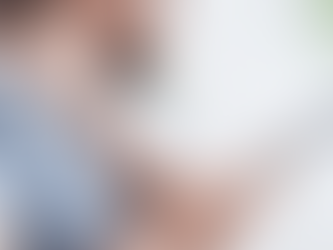 Uma pessoa usando o celular e com uma mão no pescoço, indicando que está com dor no local.