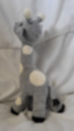 Girafe en crochet grise - vue de face - peluche artisanale Zazou Créations