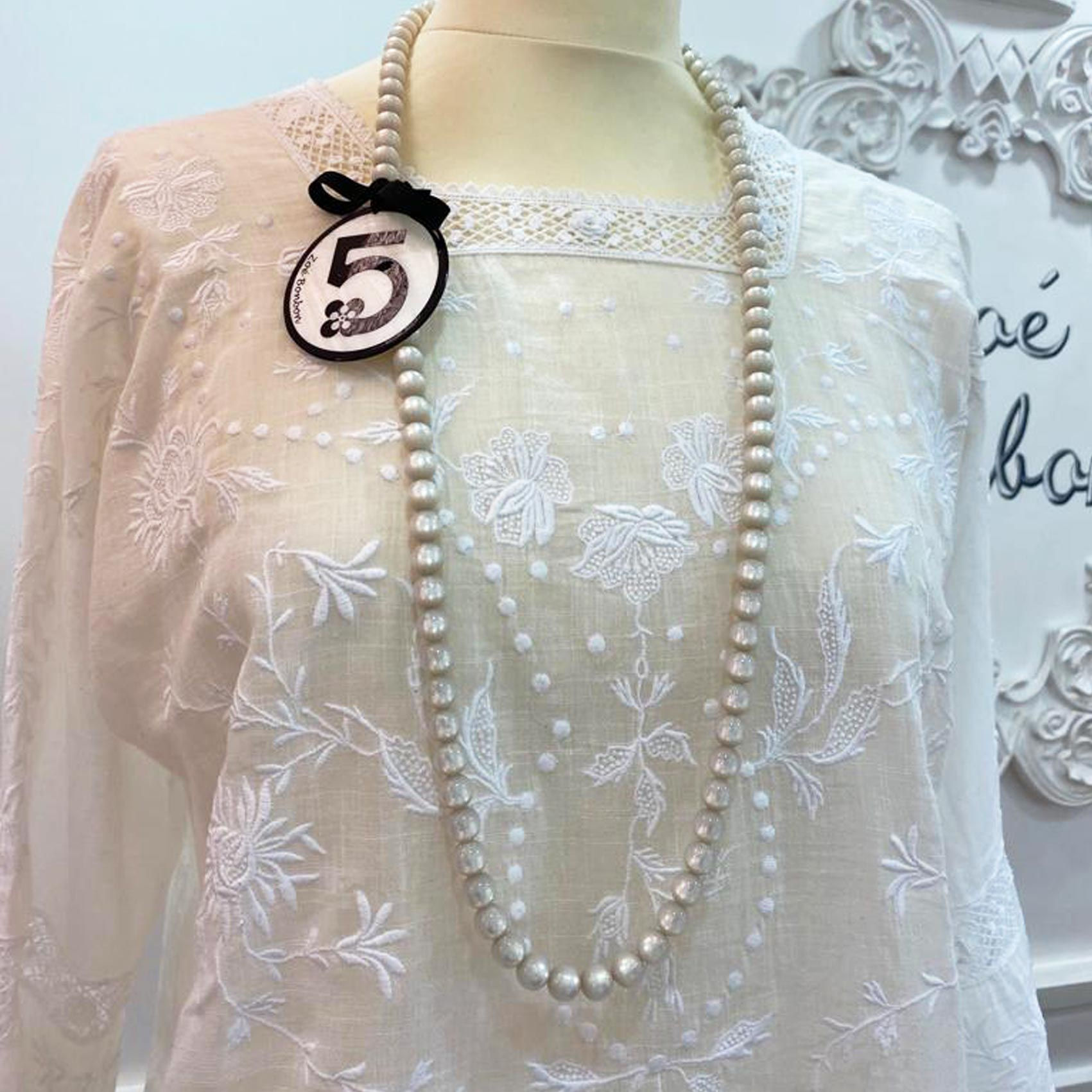 WHITE PEARLY long necklace and its mother-of-pearl "Lucky 5"