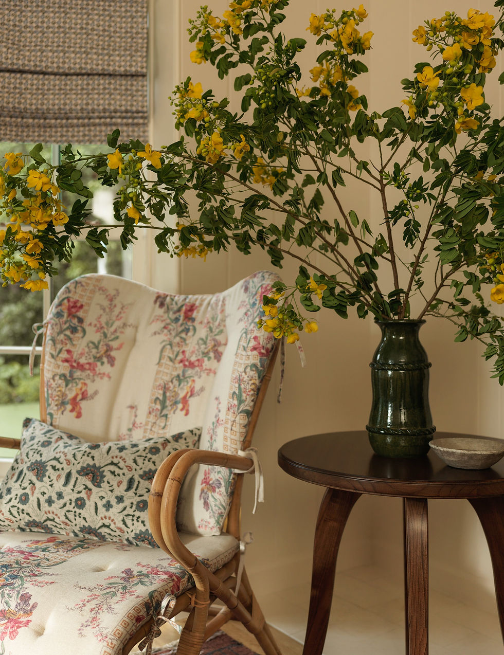 Miniatura: Fiore Round Wood Side Table with Elegant Flared Legs
