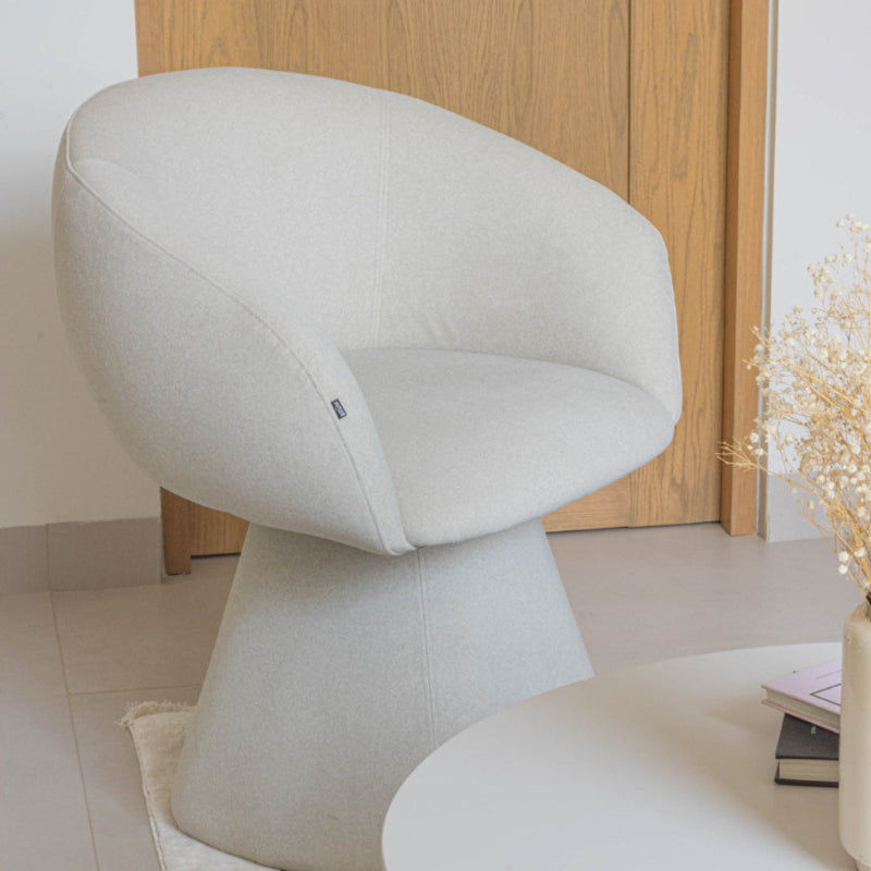 Miniatura: Elegant Doha Swivel Armchair with Premium Fabric and Tapered Base