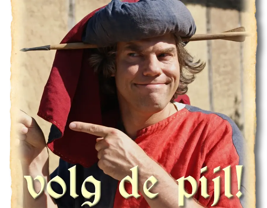 Jannes als 14e eeuws goochelaar met een pijl door zijn hoofd de weg wijzend: Volg de pijl!