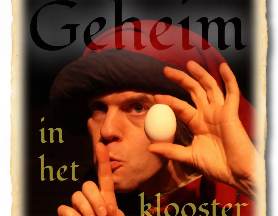Jannes met een ei in zijn hand en een sstt gebaar
