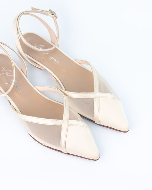 zapatos chato chata sin taco taco bajo con escote en V y talón abierto con pulsera al tobillo en color marfil nacarado raso y suela real para novia Abel Mingrino
