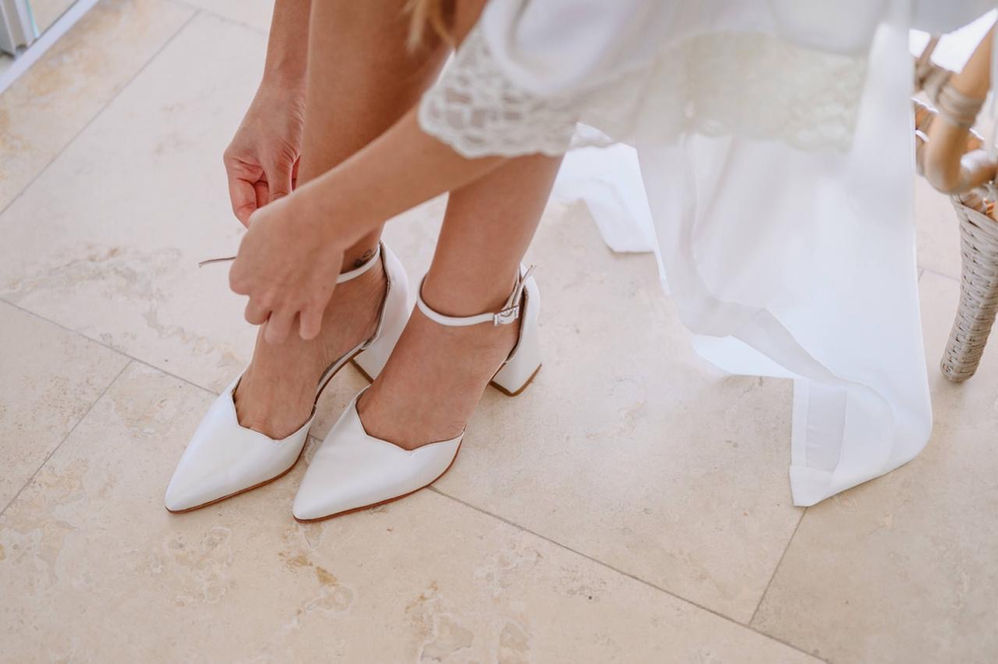 Stilettos blancos nacadaros off white para novia con taco ancho y suela real Abel Mingrino