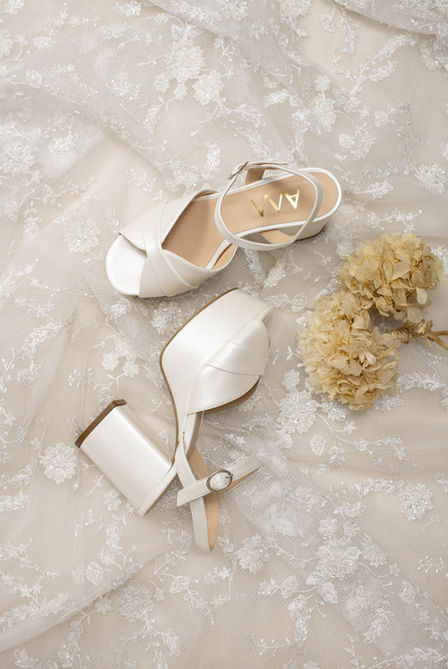 Zapatos de novia, con plataforma alta, sandalia con taco ancho, blanco nacarado off white para novia Abel Mingrino