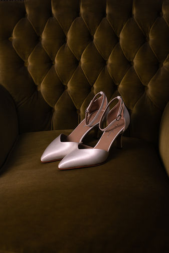 Stiletto zapato en punta de novia con escote en V, horma en punta, color blanco nacarado off white Abel Mingrino