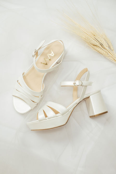 Zapatos de novia, sandalia de tiras con taco ancho y talon abierto, blanco nacarado off white Abel Mingrino